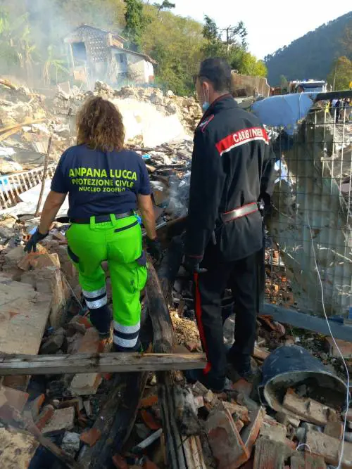 Due soccorritori sul luogo dell'esplosione