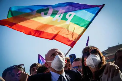 La manifestazione per il disarmo di De Luca coi soldi pubblici 