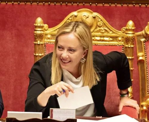 "Chiamatemi così...". La Meloni spegne così le polemiche sul titolo