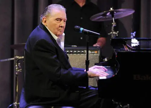 Una grande palla di fuoco brilla fra le stelle del rock