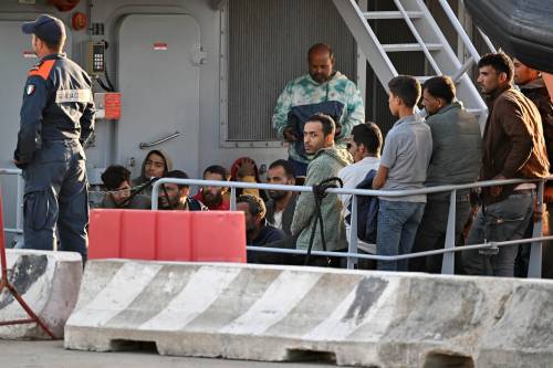 Chi c’è dietro la nave carica di migranti che ha forzato le acque territoriali