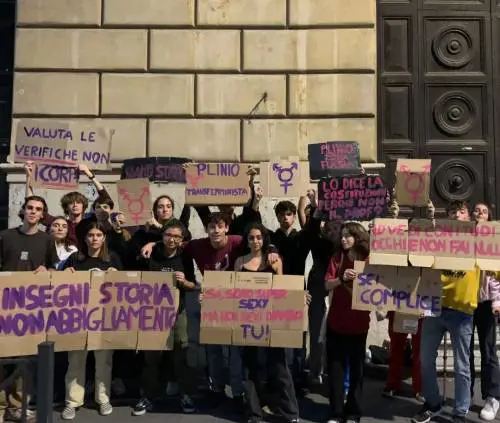 "O ti copri, o ti spogli tutta". La frase choc del prof all'alunna