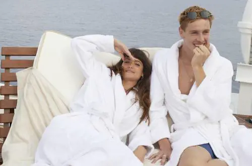 “Triangle of Sadness”, una Palma d’oro più spassosa che interessante