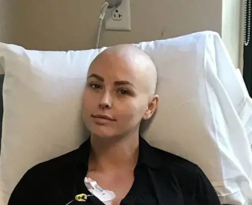 "Sei troppo giovane per la mammografia". Ora ha un tumore al quarto stadio