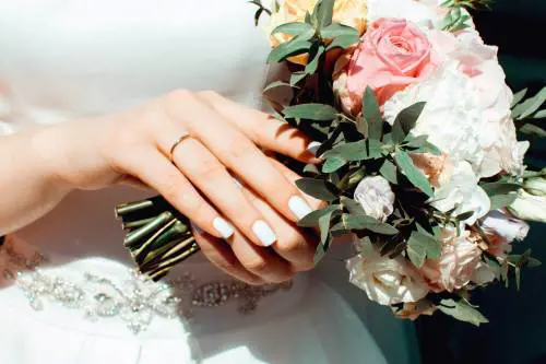 Arrestano la sposa per droga il giorno delle nozze. Poi la scoperta: "Un errore"