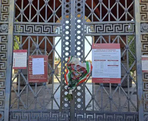 "Solo fiori". E la prefettura chiude il cimitero per non far entrare i nostalgici