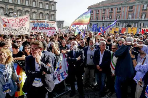 Bandiere russe e cori contro Roma. Ecco il corteo pacifista di De Luca