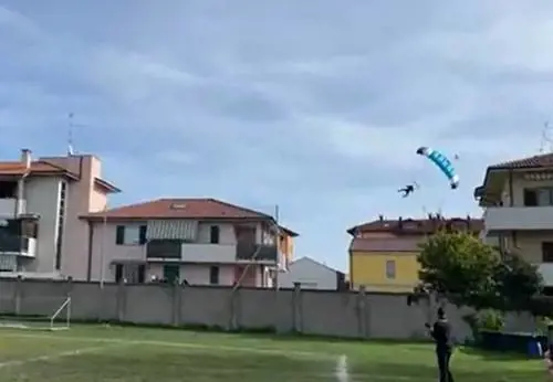 Abbiategrasso, panico durante le celebrazioni per El Alamein: grave incidente per due parà