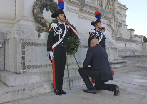 In ginocchio dal milite ignoto: l'omaggio di Crosetto e la discontinuità
