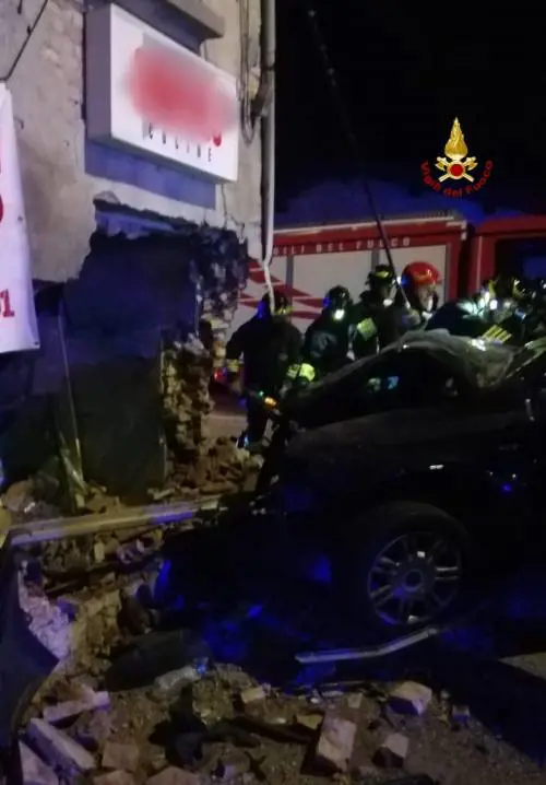 L'auto contro una casa. Morti tre bambini e la loro mamma, grave il papà