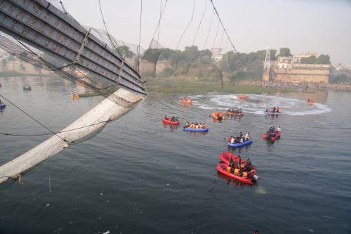 Crolla ponte pedonale nel Gujarat: 90 le vittime