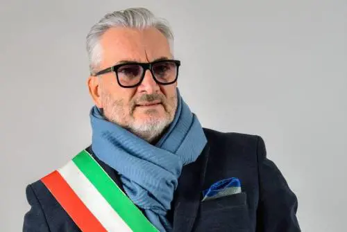 Sindaco aggredito a martellate in strada. Ricoverato in rianimazione: è grave