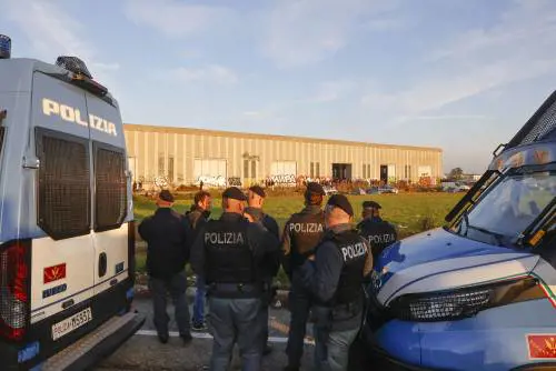 Modena, sgomberato il rave party: 1000 persone e 150 veicoli identificati