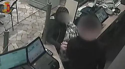 L'ipnosi, poi la rapina: la nuova tecnica per derubare i commercianti