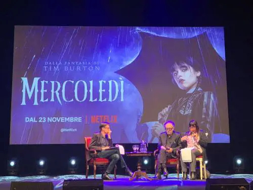 Tim Burton sul palco del Lucca Comics per parlare di "Mercoledì" 