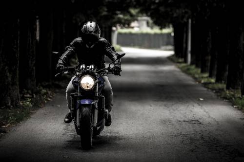 Litiga con un motociclista. Lo sperona e lo ammazza
