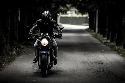 Litiga con un motociclista. Lo sperona e lo ammazza