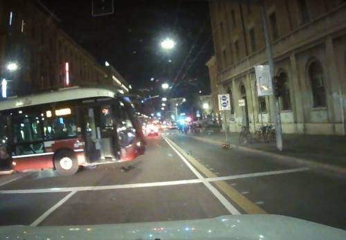 Bus senza conducente invade la strada: tragedia sfiorata a Bologna