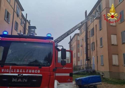 Si butta dal quarto piano per sfuggire all'incendio in casa: muore anziano