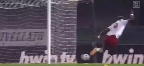 Abraham sbaglia un gol a porta vuota: ecco la reazione di Mourinho