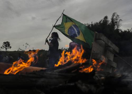 Bolsonaro si fa da parte. Ammette la sconfitta e "libera" le autostrade