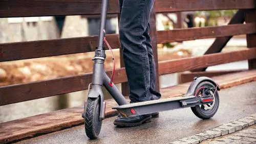 Bici, auto o monopattini. La mobilità maleducata mette la città sul podio
