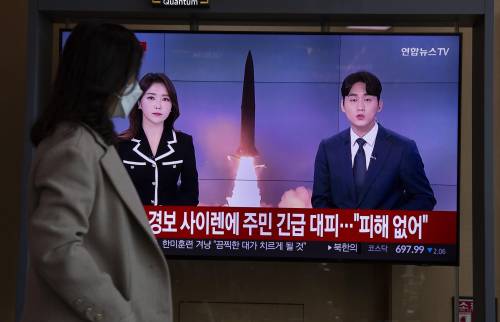 "Mai così vicini alla Sud Corea". Kim provoca ancora: lanciati 17 missili nel mar del Giappone