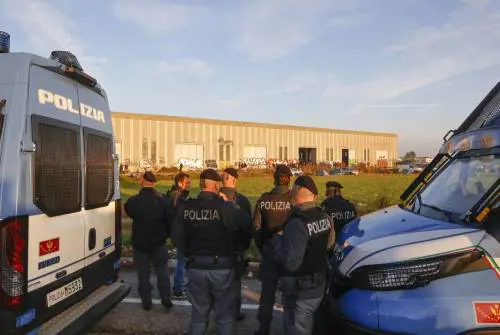 Le forze dell'ordine davanti al capannone di Modena occupato per il rave