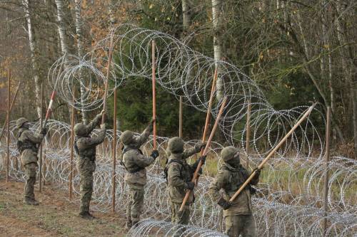 Muro anti migranti con la Russia: la mossa della Polonia contro lo Zar