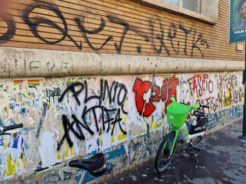 Minacce di morte e slogan cupi: odio "rosso" contro gli studenti di destra