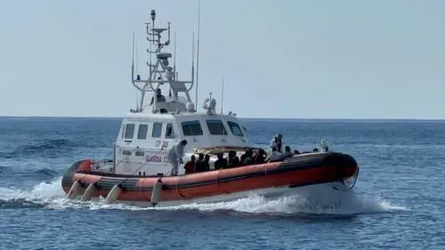 La linea per difendere i confini: identificazione e richiesta di asilo a bordo delle imbarcazioni