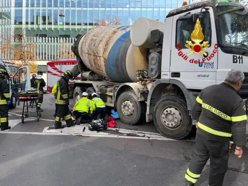 Gravissima una donna investita dalla betoniera