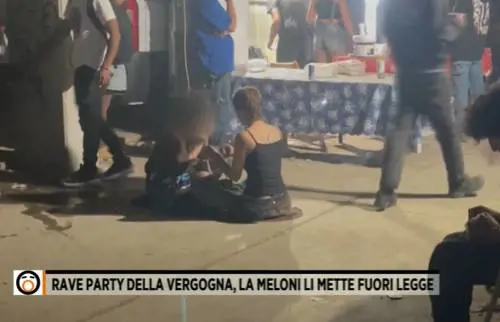 Droga, alcol e illegalità: le immagini del rave che smentiscono la sinistra