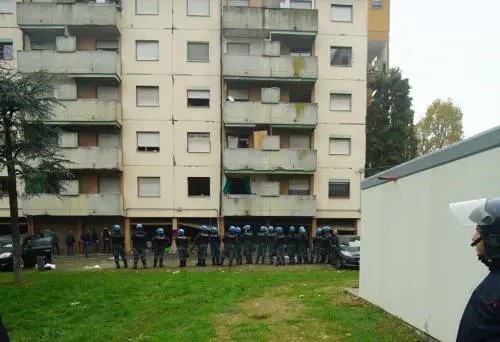 Lo sgombero delle case occupate in via Bolla a Milano