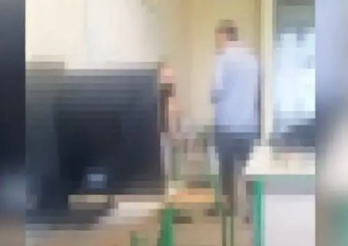 Studente lo prende in giro: la reazione choc del professore
