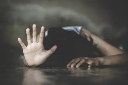 "Voglio parlare con un uomo". E il bengalese massacra due poliziotte