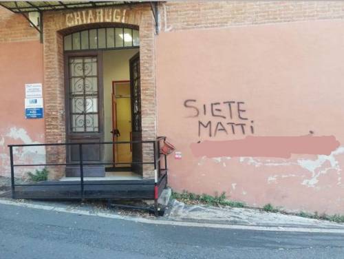 La scritta apparsa ieri sui muri del centro di salute mentale di Siena