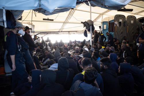 "Quasi 500 clandestini...". Chi c'è dietro il maxi barcone partito dalla Libia 