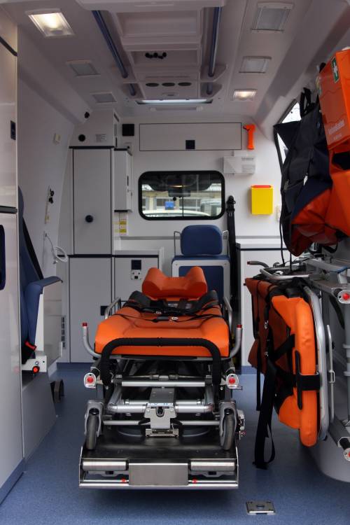 Usa l'ambulanza per andare in discoteca: nei guai un operatore sanitario
