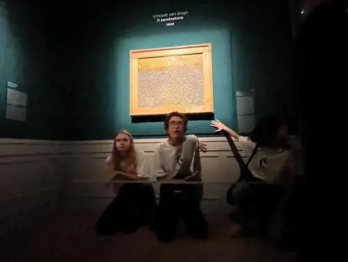 Attivisti per il clima imbrattano un altro quadro di Van Gogh 