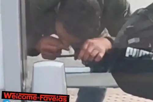 Sniffa davanti alla stazione: il video choc in pieno giorno