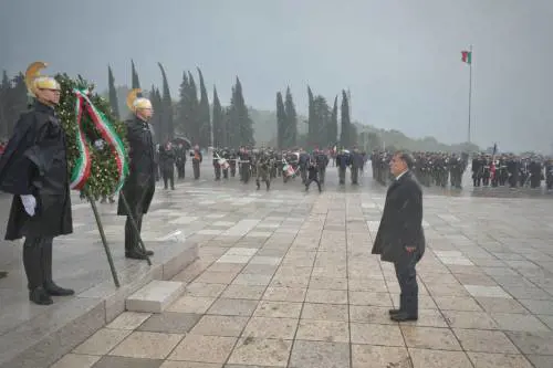 "Memoria e gratitudine". La Russa celebra il 4 novembre sotto il diluvio