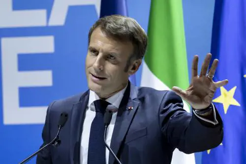 Signor Macron legga qui, due chiapppe col Daspo e Kherson: quindi, oggi...