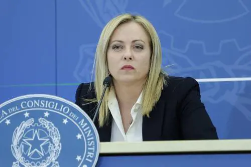 È scontro tra Meloni e Macron. Parigi: "Roma rispetti le regole"