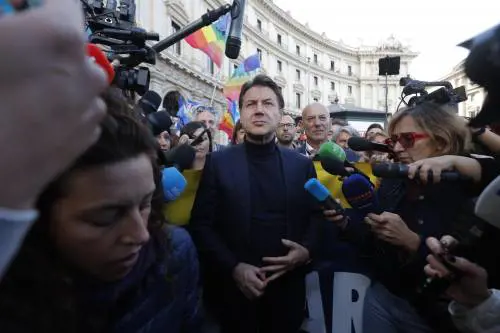 Conte tra "Bella ciao" e pacifismo: "No all'invio di armi all'Ucraina"