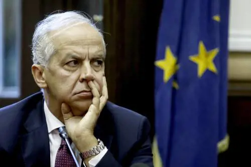 Il bunker Viminale tra aiuti e fermezza. Il Pd azzanna Conte. "Perché non parla?"