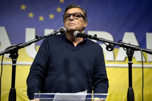 Il terzo polo manifesta con la Moratti. Calenda accusa Conte e canta Bella ciao