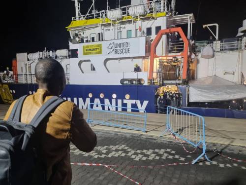 L'ammiraglio smonta i buonisti: "Un blocco navale per fermare i migranti"