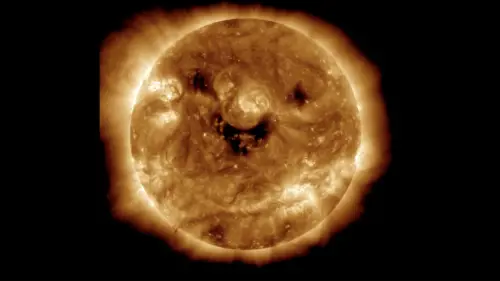 Il Sole "sorride"? La straordinaria immagine della Nasa