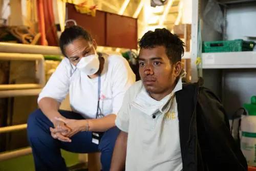 I soccorsi, poi via dalle acque italiane: l'ordine del governo alla Ong 